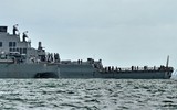 Cứu hộ tàu USS John S.McCain sau va chạm với tàu chở dầu Singapore